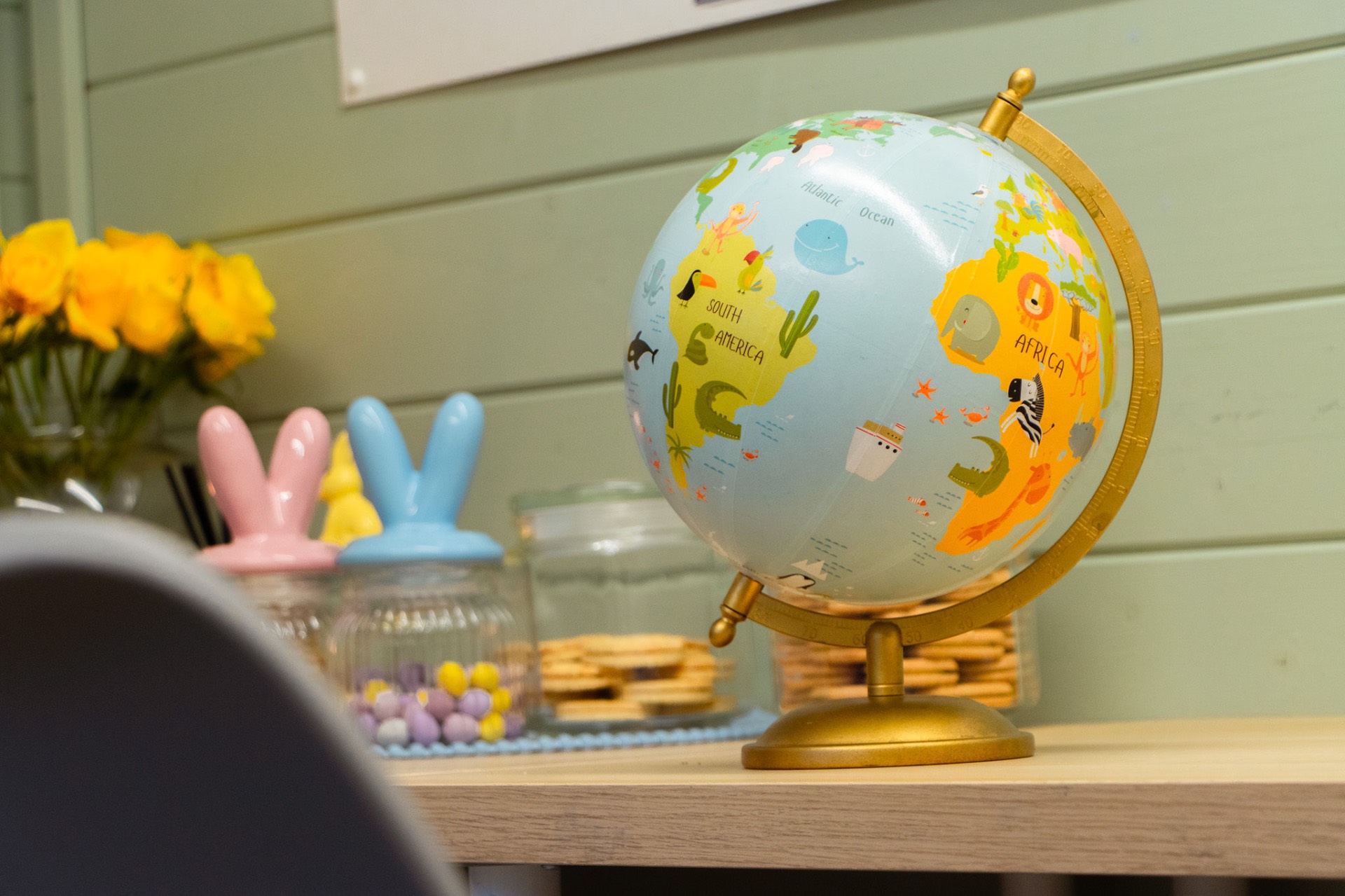 A globe on a desk in the teaching room
